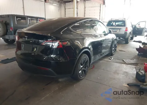 2024 Tesla Model Y Long Range Dual Motor All-Wheel Drive/Rwd z USA, uszkodzony, nr VIN 7SAYGDED6RF155994